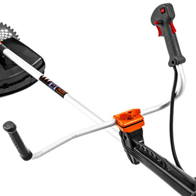 Бензиновая мотокоса-кусторез GTM CN650FAV 1.8 кВт с пильним диском, ножом и косильной головкой Tap'n'Go